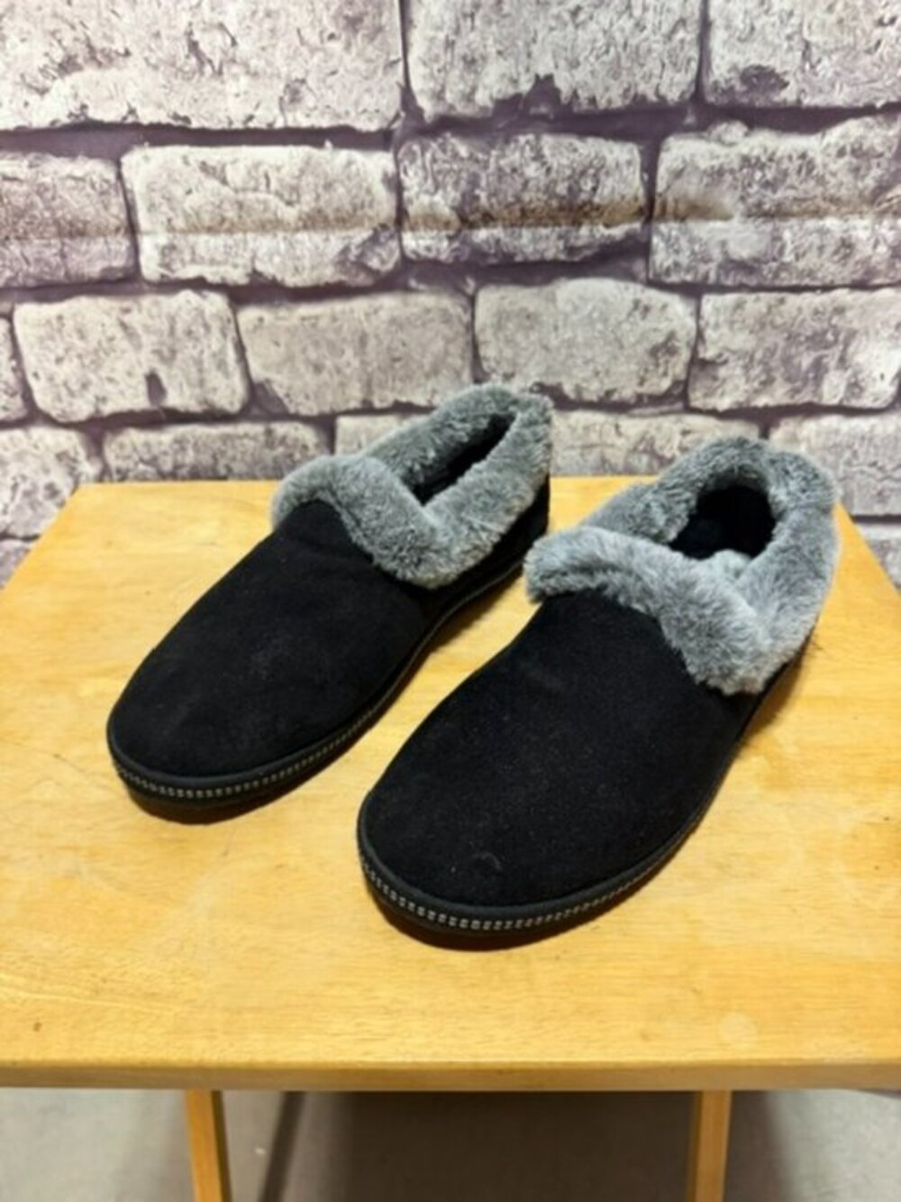 Skechers Black & Gray Slippers Size 8 1/2